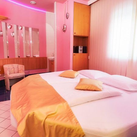 Hotel Eroplan Rožnov pod Radhoštěm Εξωτερικό φωτογραφία