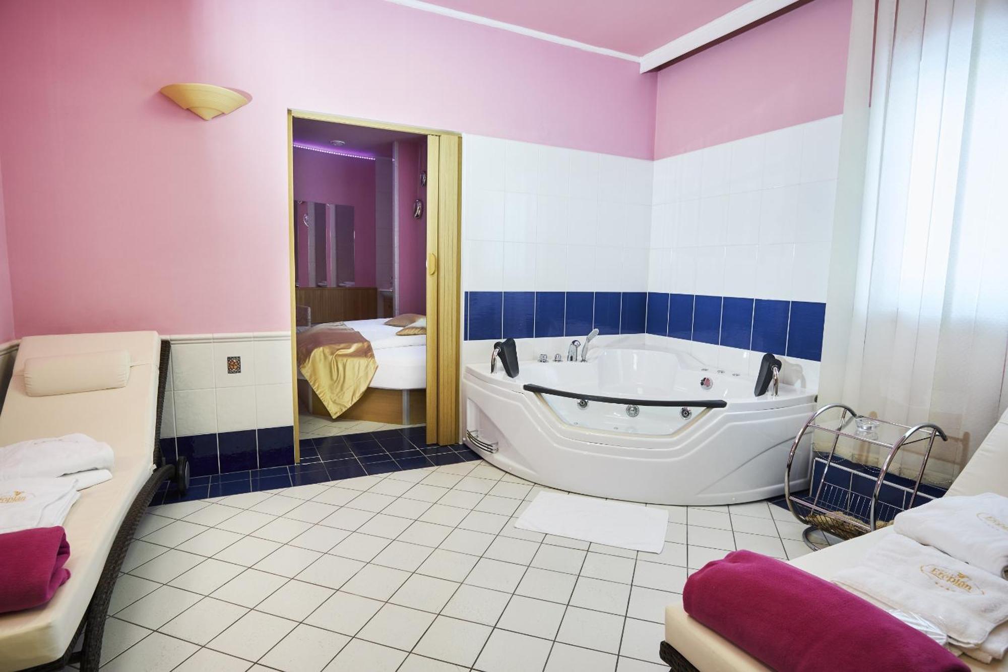 Hotel Eroplan Rožnov pod Radhoštěm Εξωτερικό φωτογραφία
