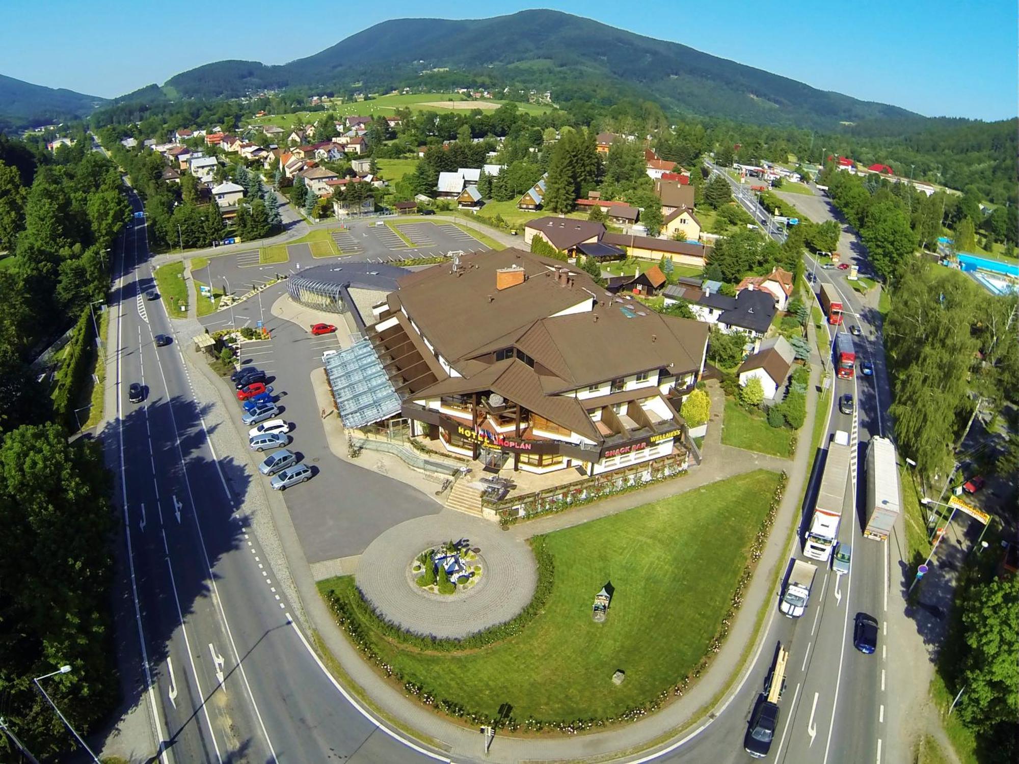 Hotel Eroplan Rožnov pod Radhoštěm Εξωτερικό φωτογραφία