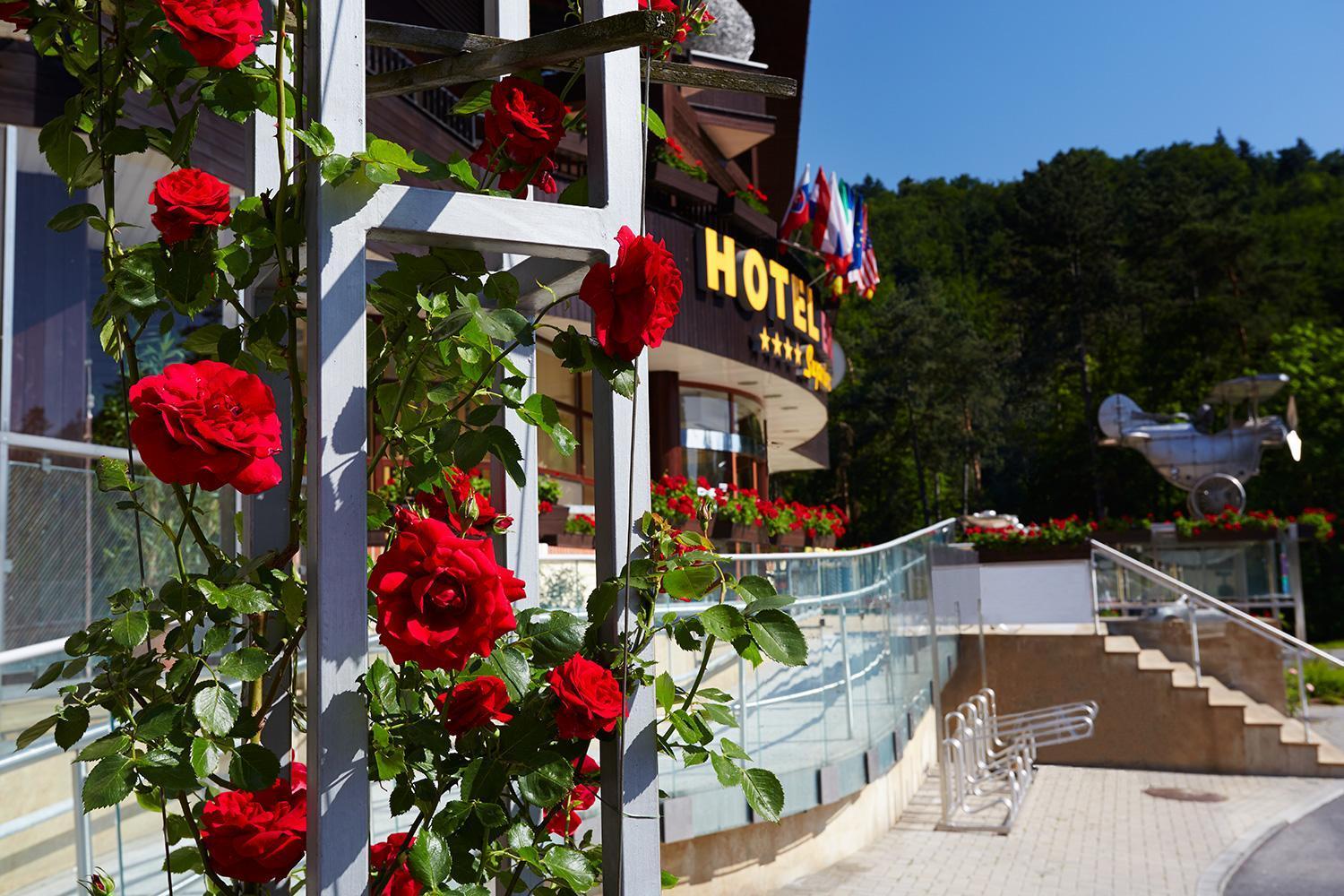Hotel Eroplan Rožnov pod Radhoštěm Εξωτερικό φωτογραφία